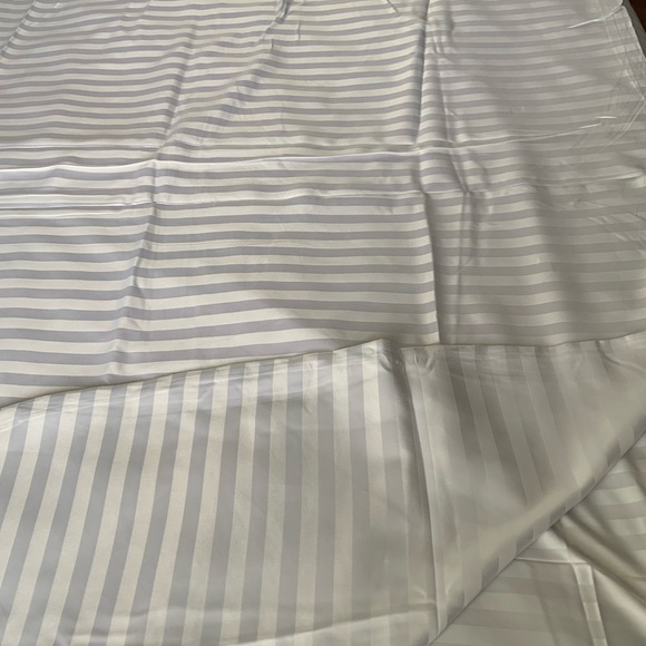 Oakwood Duvet, 90x94,  Queen size bed, white satin-striped, NWOT - Picture 3 of 5